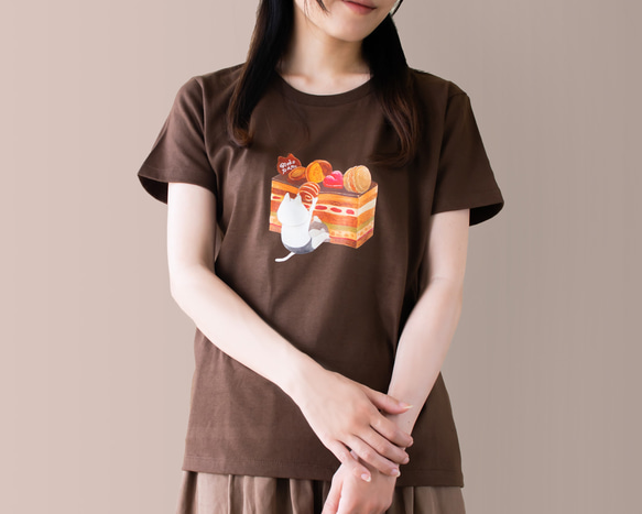 オペラケーキとネコぱんのTシャツ ブラウン レディースMサイズ【短期発送】 2枚目の画像