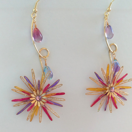 煌めく花火の揺れるピアス ピアス（フック・チェーン） verre 通販