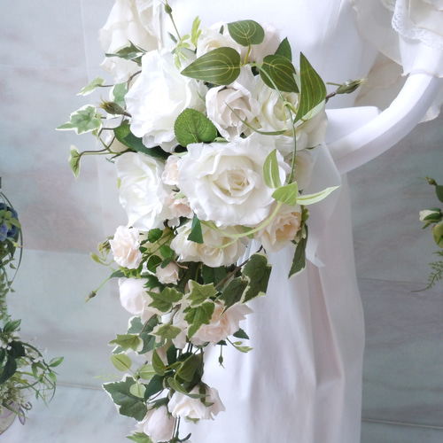 ホワイトローズウェディングブーケ　前撮り　結婚式　白ブーケ　花嫁　ナチュラル ◇ホワイトローズのキャスケードブーケ◇ナチュラル ウエディング