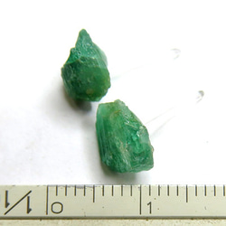 エメラルド ピアス アレルギー対応 結晶 原石 天然石 5月 誕生石 gn338 3枚目の画像