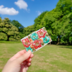 トロピカルカラーのパッチンピン インド刺繍　リボン 赤いお花が３つ　カラフル　夏　簡単ヘアアレンジ　ポニーフック 1枚目の画像