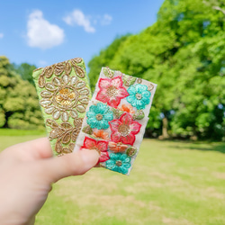 トロピカルカラーのパッチンピン インド刺繍　リボン 赤いお花が３つ　カラフル　夏　簡単ヘアアレンジ　ポニーフック 3枚目の画像