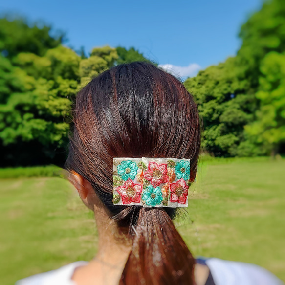 トロピカルカラーのパッチンピン インド刺繍　リボン 赤いお花が３つ　カラフル　夏　簡単ヘアアレンジ　ポニーフック 2枚目の画像