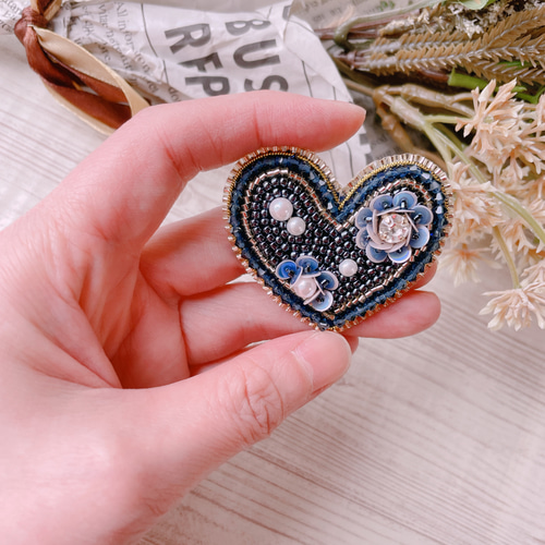 ビーズ刺繍ブローチ【ハートのバリエーション.04/紺・ネイビー