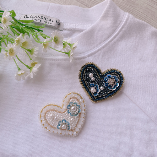 ビーズ刺繍ブローチ【ハートのバリエーション.04/紺・ネイビー