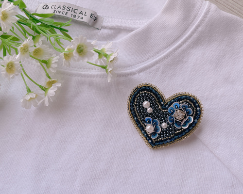 受注製作＊ビーズ刺繍ブローチ【ハートのバリエーション.04/紺