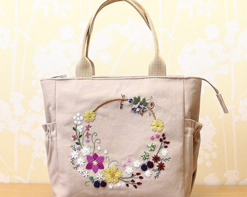 帆布の刺繍トートバッグ リース（ミルクティーベージュ）秋 トート