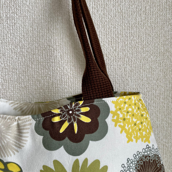 《受注製作》北欧グリーン　イエローの花柄丸いラインのトートバッグ 2枚目の画像