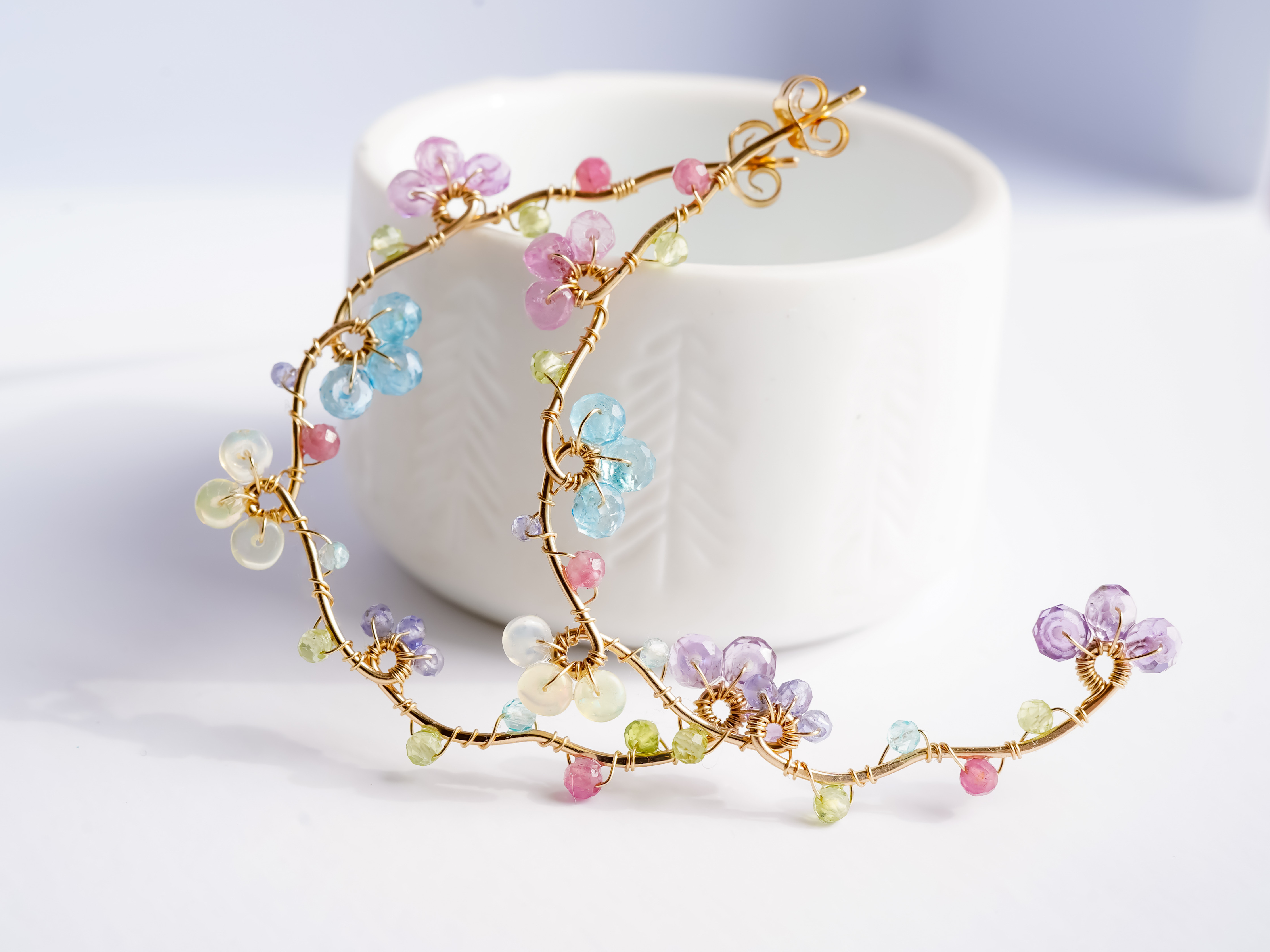 かわいいマルチカラー天然石/小花のフープピアス 14kgf