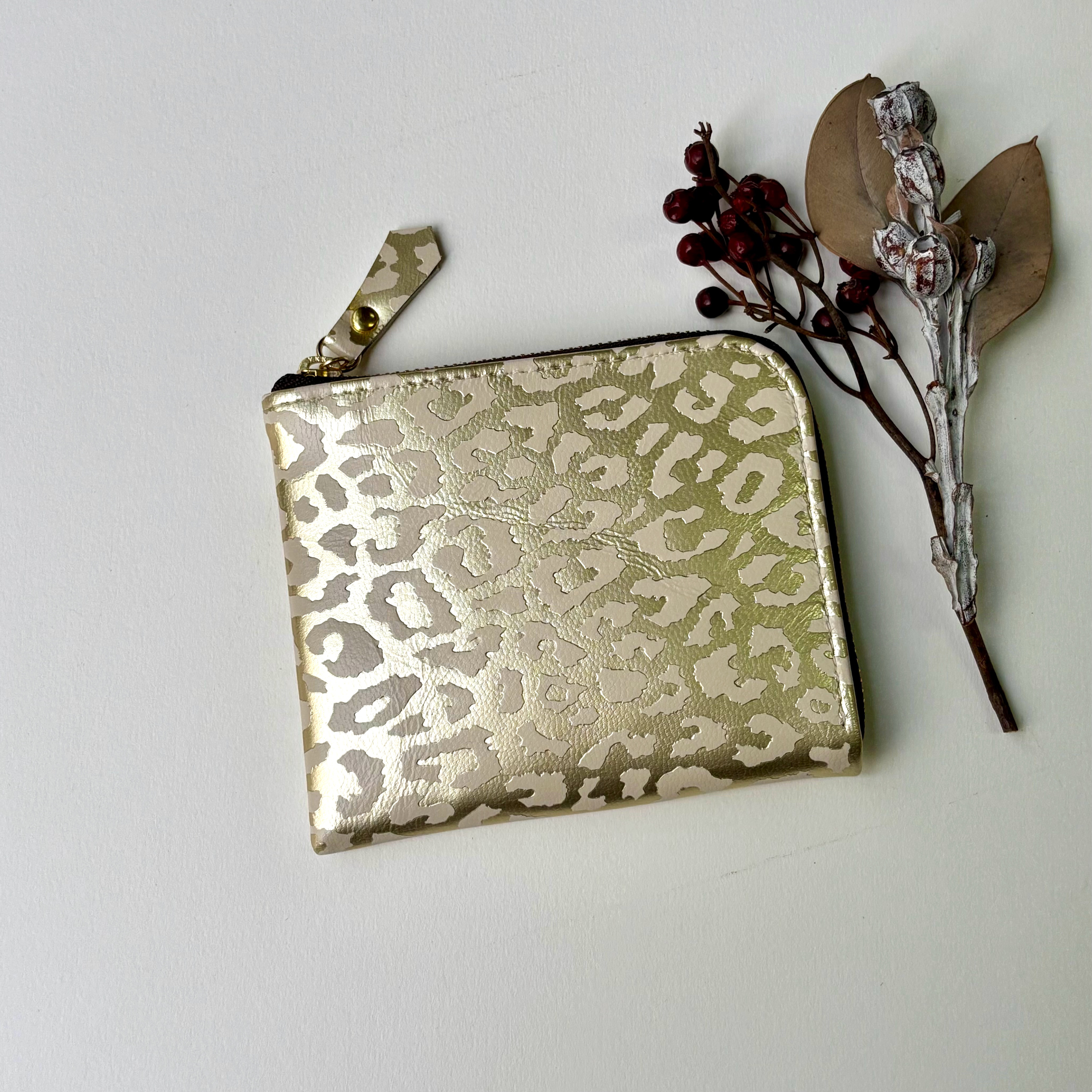 ゴートレザーのスリムなミニ財布　ライトゴールドにヒョウ柄