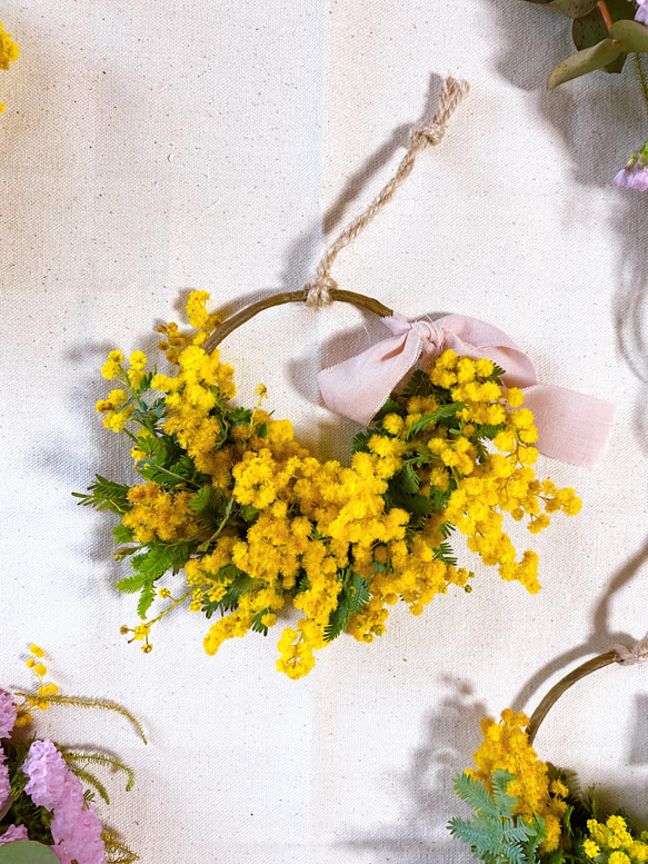 《送料無料》黄色が幸せ呼ぶ　ミモザのハーフリース　母の日プレゼント　　ドライフラワーリース　ドアリース　 2枚目の画像