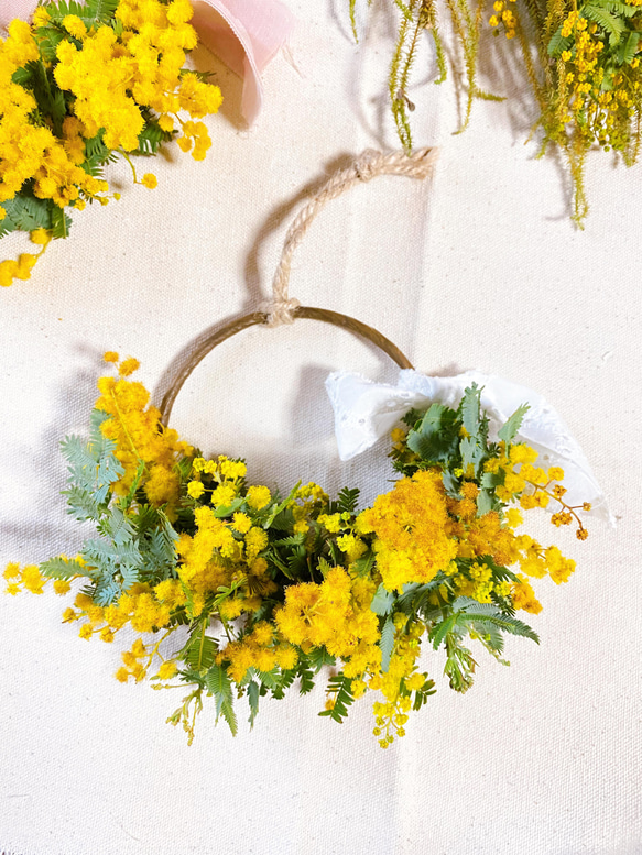 《送料無料》黄色が幸せ呼ぶ　ミモザのハーフリース　母の日プレゼント　　ドライフラワーリース　ドアリース　 3枚目の画像