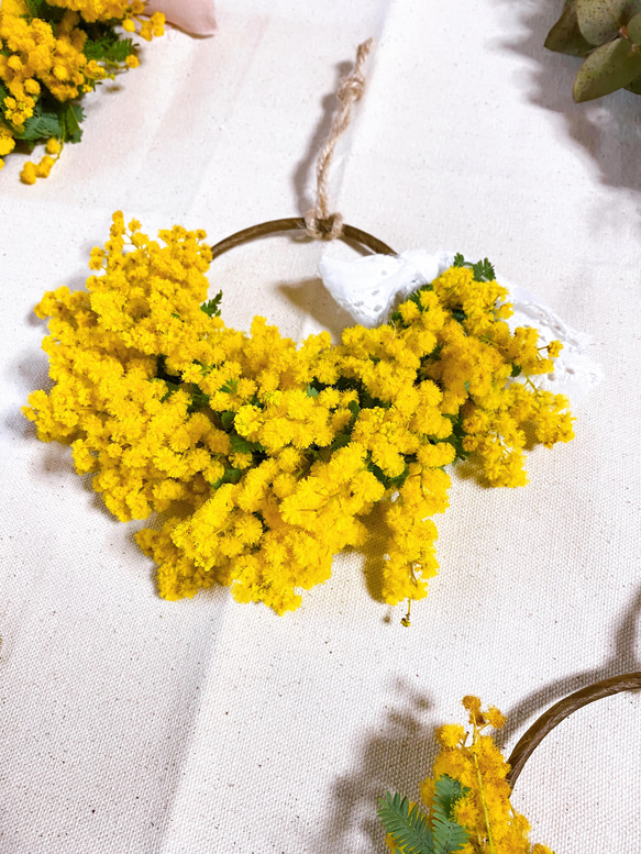 《送料無料》黄色が幸せ呼ぶ　ミモザのハーフリース　母の日プレゼント　　ドライフラワーリース　ドアリース　 4枚目の画像