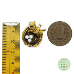 【再販】模造パールを卵に模した鳥の巣の立体チャーム（ツバメ/アンティークゴールド/金古美）2個セット #C-0094 4枚目の画像