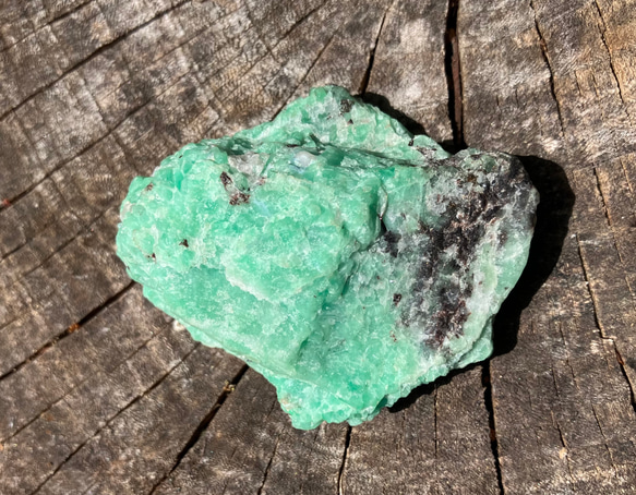 雲南エメラルド 文山祖母緑　グリーンベリル　原石 1枚目の画像