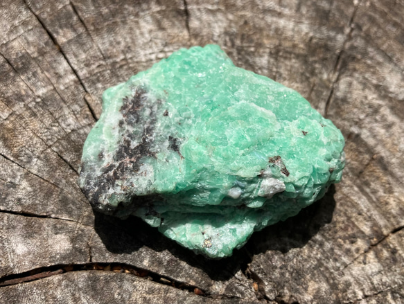 雲南エメラルド 文山祖母緑　グリーンベリル　原石 4枚目の画像