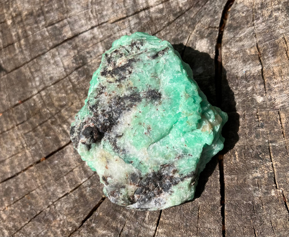 雲南エメラルド 文山祖母緑　グリーンベリル　原石 10枚目の画像