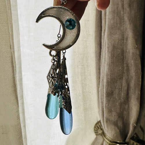 メネフィナ 再販 夜の魔術部 月 天然水晶 クリスタル ピアス