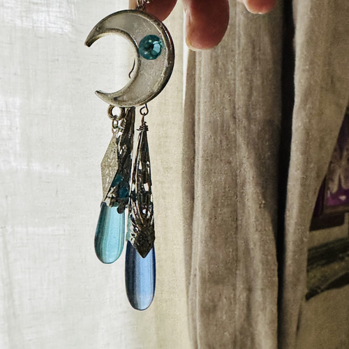 メネフィナ 再販 夜の魔術部 月 天然水晶 クリスタル ピアス