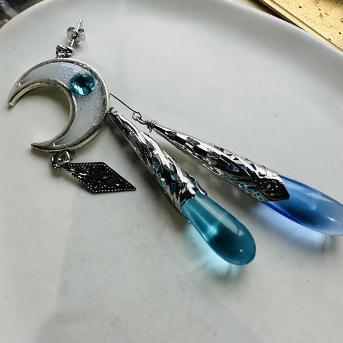 メネフィナ 再販 夜の魔術部 月 天然水晶 クリスタル ピアス