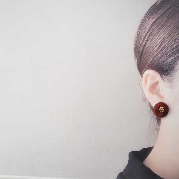 珠繡耳環或耳環，鈦耳環/手術不銹鋼/樹脂無孔，棕色波爾多 第3張的照片