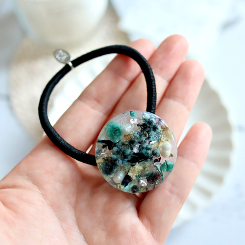 淡水パールとドライフラワーを封入したレジンヘアゴム（ブルー  