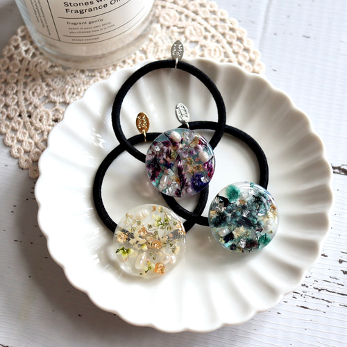 淡水パールとドライフラワーを封入したレジンヘアゴム（ブルー  