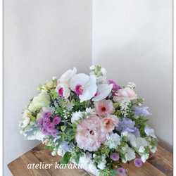 【生花】仏花 お供え花 お盆 ミニコチョウランが入ったお任せ季節のアレンジメント 2枚目の画像