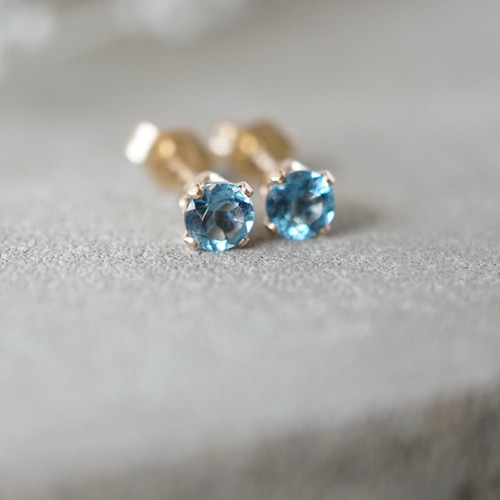 晴れやかブルー ロンドンブルートパーズの14kgfスタッドピアス 天然石