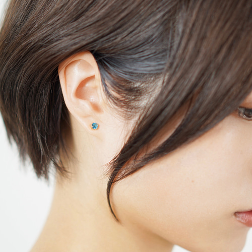 晴れやかブルー ロンドンブルートパーズの14kgfスタッドピアス 天然石