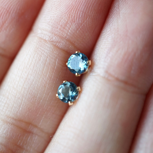 晴れやかブルー ロンドンブルートパーズの14kgfスタッドピアス 天然石