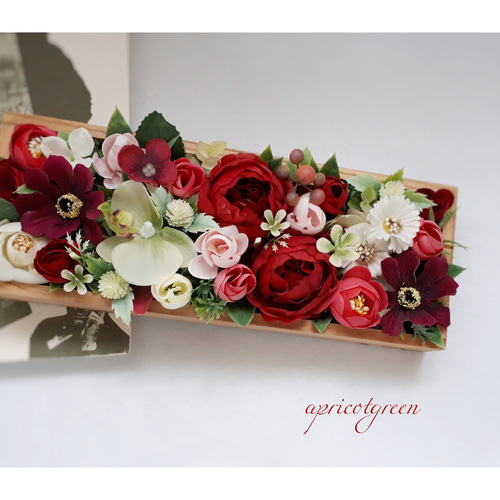 胡蝶ラン&ラナンキュラス＆チョコレートコスモスのBOXフラワー