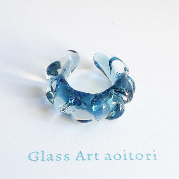藍色ラメ　イヤーカフ　ガラス(片耳)　中サイズ 1枚目の画像