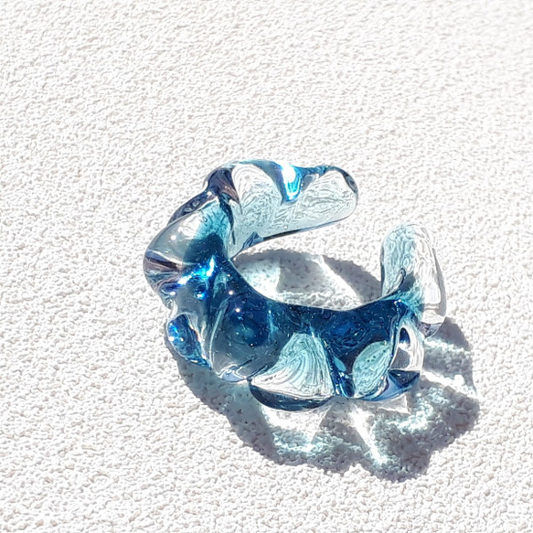 藍色ラメ　イヤーカフ　ガラス(片耳)　中サイズ 2枚目の画像