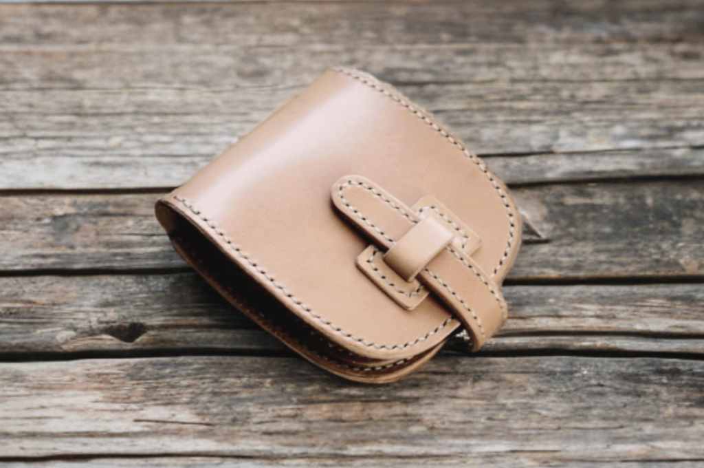 本革かわいいフラップ折財布（受注制作）