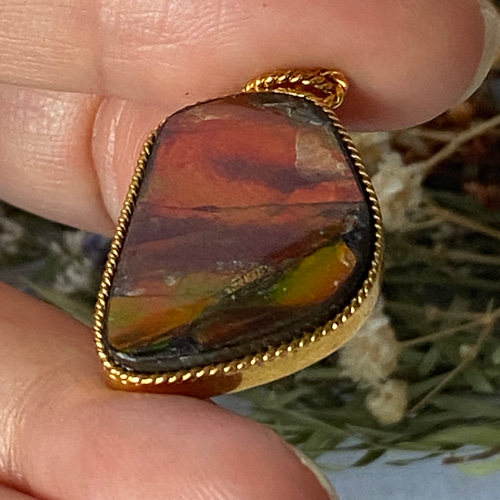 紅花の花びら アンモライト 赤 Ammolite 01 ペンダントトップ シルバー