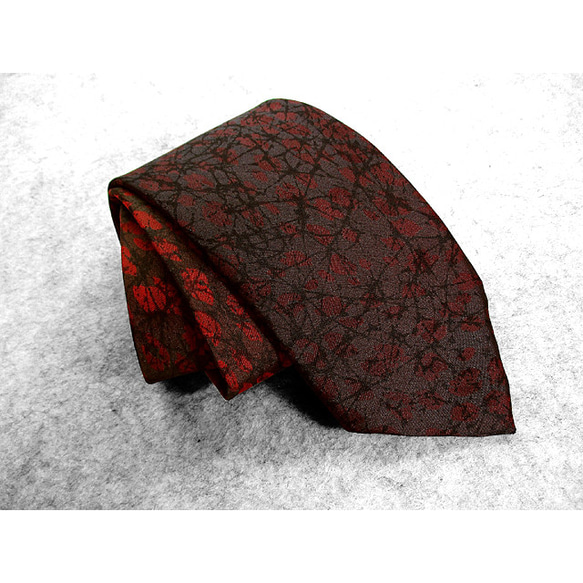 シルクネクタイ（レオパード模様織り）（ロウ割れ模様）（ボカシ染）（赤色　黒色） 1枚目の画像