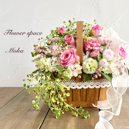 ピンクローズとカスミソウの華やかなバスケットアレンジ フラワー