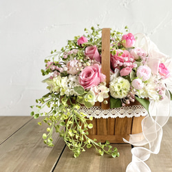 ピンクローズとカスミソウの華やかなバスケットアレンジ　フラワーアレンジ　造花　可愛い　おしゃれ　豪華　春色　母の日 13枚目の画像