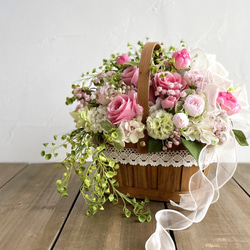 ピンクローズとカスミソウの華やかなバスケットアレンジ　フラワーアレンジ　造花　可愛い　おしゃれ　豪華　春色　母の日 14枚目の画像