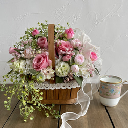 ピンクローズとカスミソウの華やかなバスケットアレンジ　フラワーアレンジ　造花　可愛い　おしゃれ　豪華　春色　母の日 12枚目の画像