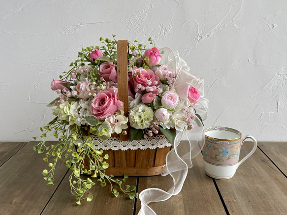 ピンクローズとカスミソウの華やかなバスケットアレンジ　フラワーアレンジ　造花　可愛い　おしゃれ　豪華　春色　母の日 12枚目の画像