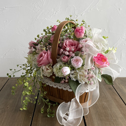 ピンクローズとカスミソウの華やかなバスケットアレンジ　フラワーアレンジ　造花　可愛い　おしゃれ　豪華　春色　母の日 5枚目の画像