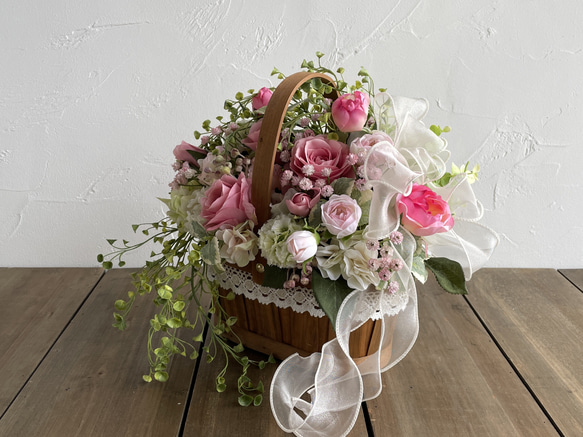 ピンクローズとカスミソウの華やかなバスケットアレンジ　フラワーアレンジ　造花　可愛い　おしゃれ　豪華　春色　母の日 5枚目の画像