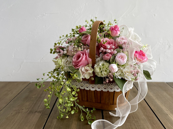 ピンクローズとカスミソウの華やかなバスケットアレンジ　フラワーアレンジ　造花　可愛い　おしゃれ　豪華　春色　母の日 10枚目の画像