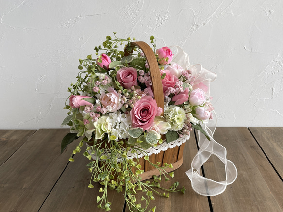 ピンクローズとカスミソウの華やかなバスケットアレンジ　フラワーアレンジ　造花　可愛い　おしゃれ　豪華　春色　母の日 6枚目の画像