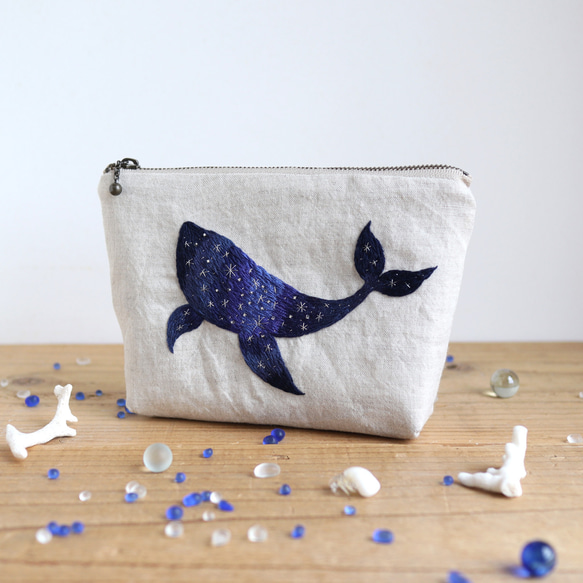 「クジラの宇宙」手刺繍リネンポーチ（18ｃｍ）【受注生産】 1枚目の画像