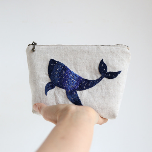 クジラの宇宙」手刺繍リネンポーチ（18cm）【受注生産