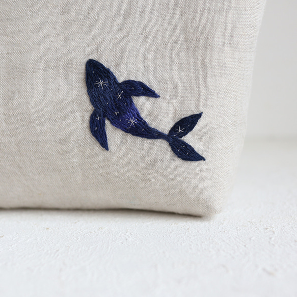 「クジラの宇宙」手刺繍リネンポーチ（18ｃｍ）【受注生産】 7枚目の画像