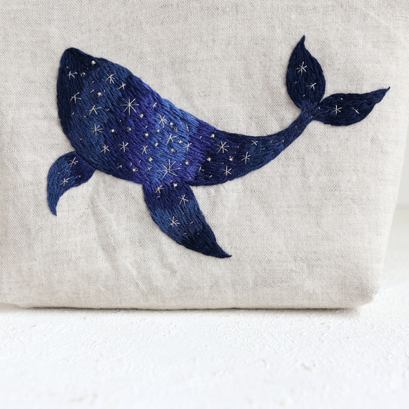 「クジラの宇宙」手刺繍リネンポーチ（18ｃｍ）【受注生産】 2枚目の画像